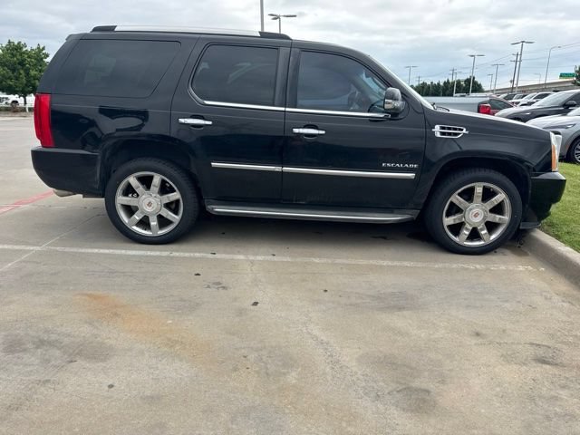 Used 2011 Cadillac Escalade Luxury AWD/4WD image 3