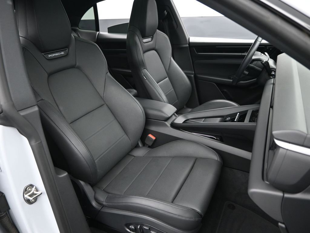 Used 2024 Porsche Macan 4 Electric w/ Premium Package image 33