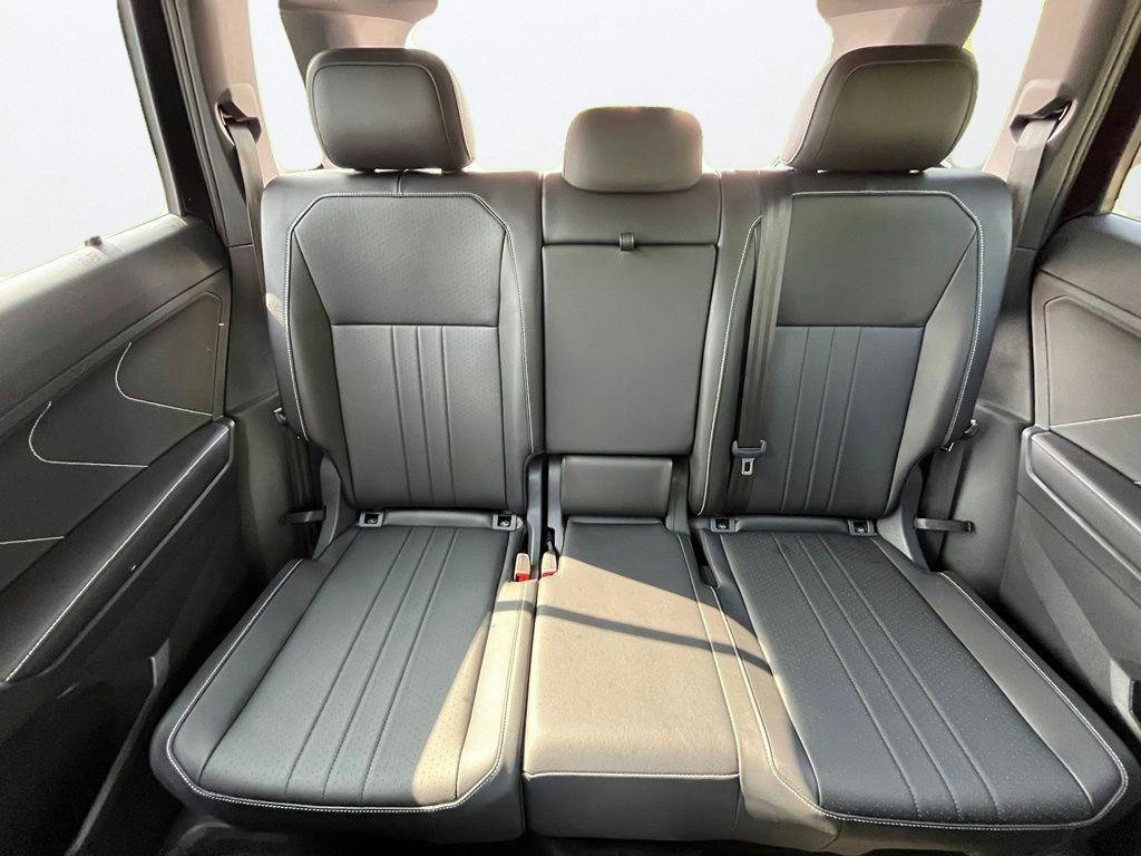 Certified 2024 Volkswagen Tiguan SE R-Line AWD/4WD image 30