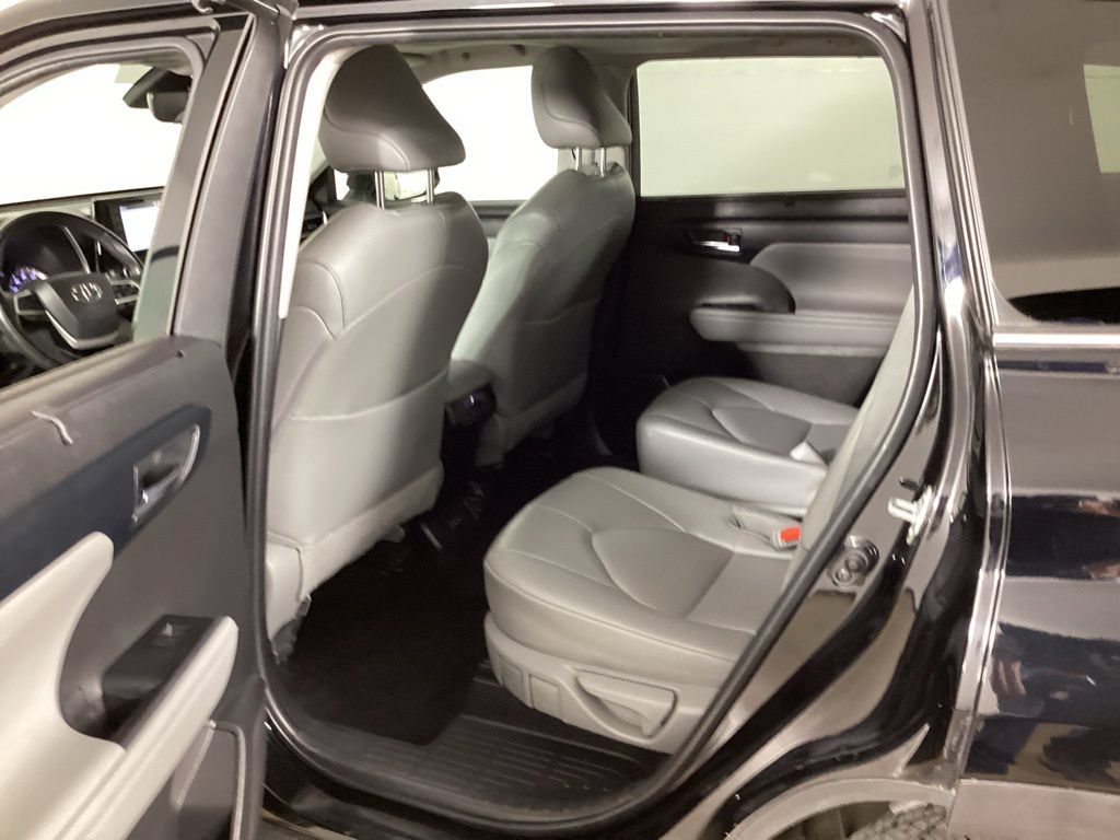 Used 2022 Toyota Highlander XLE AWD/4WD image 36