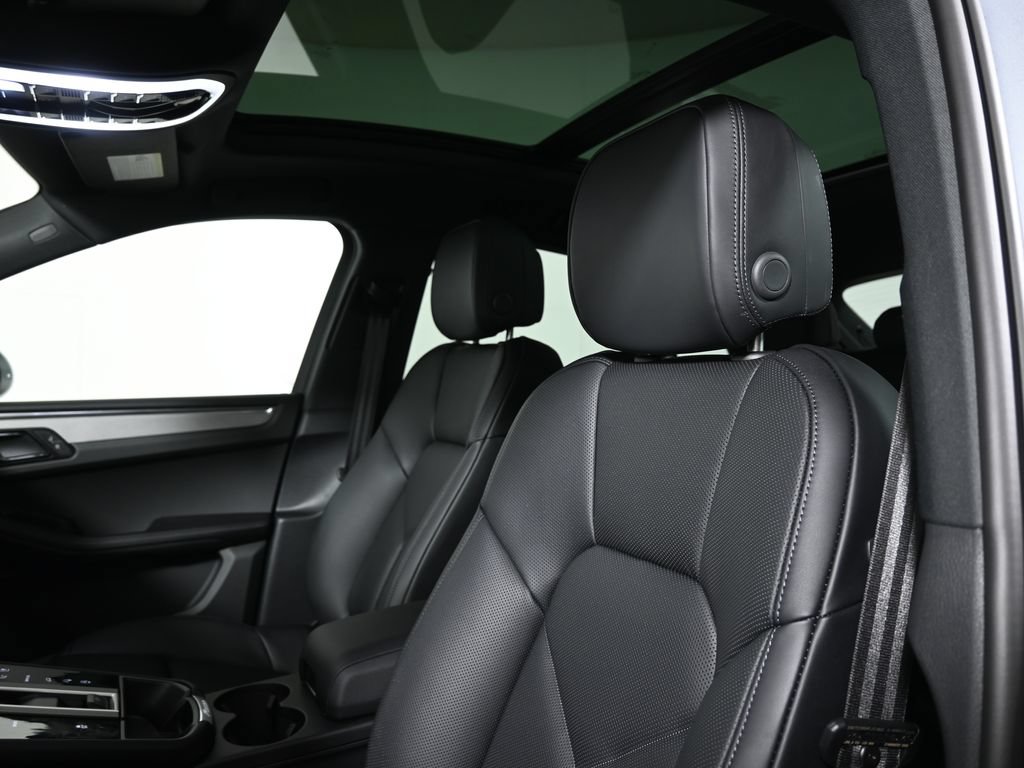 Used 2026 Porsche Macan AWD/4WD image 15