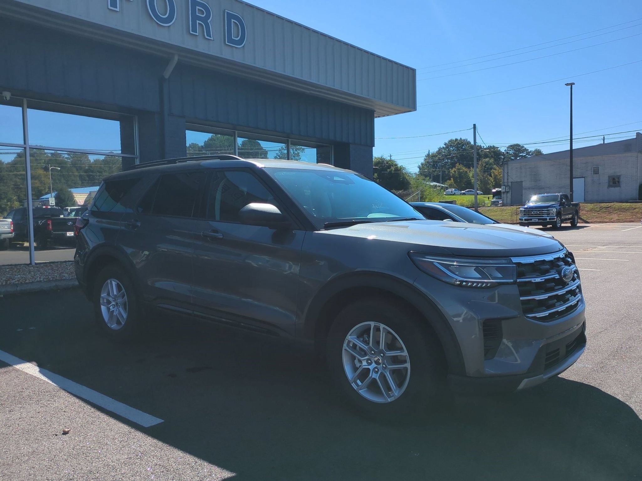Used 2026 Ford Explorer Active RWD image 3