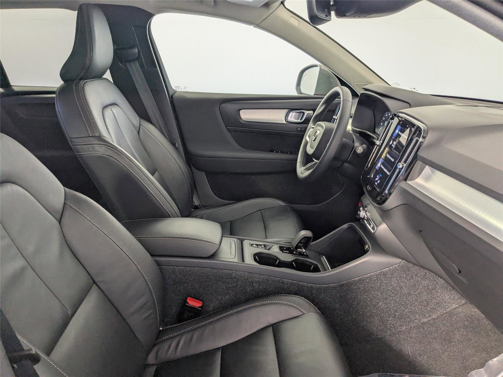 Used 2022 Volvo XC40 T5 Momentum image 28