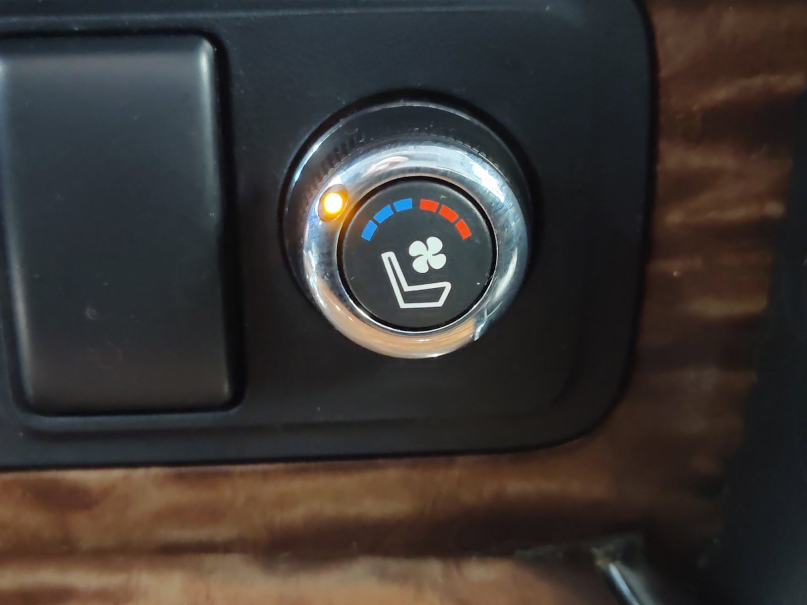 Used 2019 Nissan Armada Platinum w/ Captain's Chairs Package AWD/4WD image 4