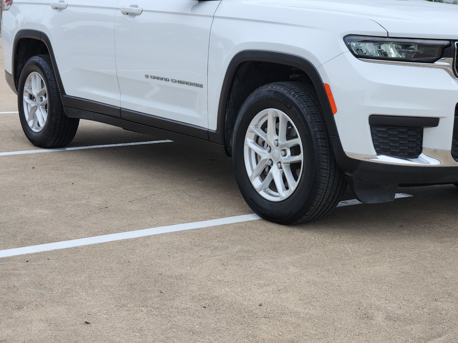 Used 2025 Jeep Grand Cherokee L Laredo w/ Luxury Tech Group I RWD image 11