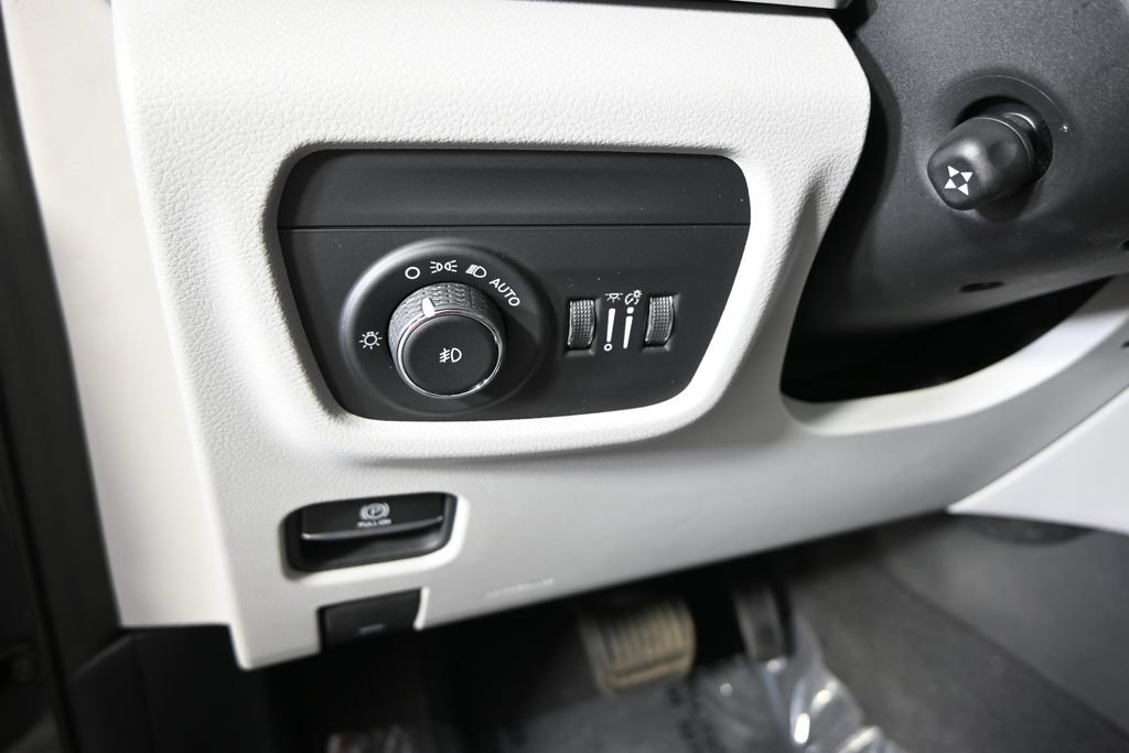 Used 2021 Jeep Grand Cherokee L Overland w/ Luxury Tech Group IV AWD/4WD image 24