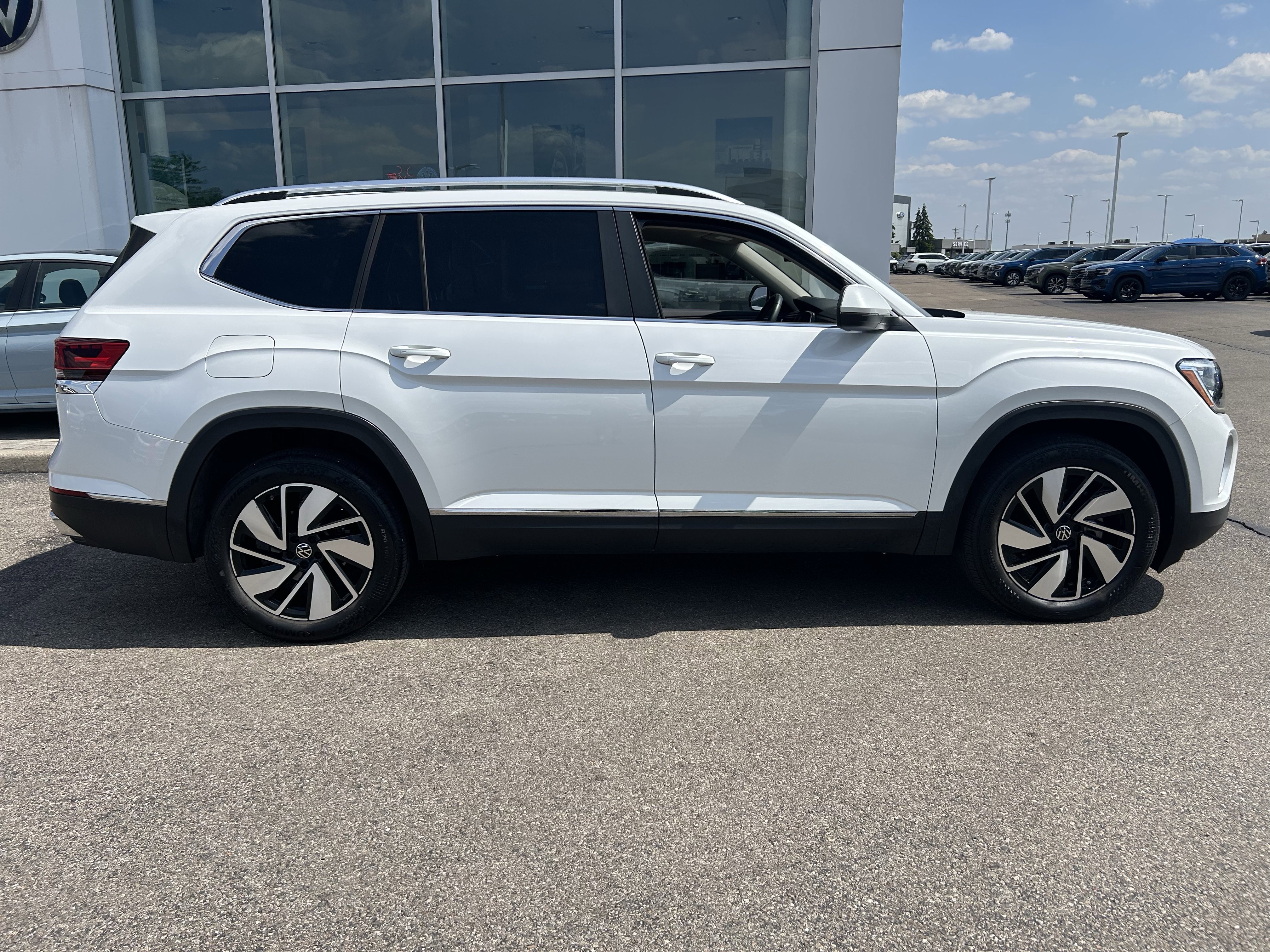 Used 2024 Volkswagen Atlas SEL AWD/4WD image 8