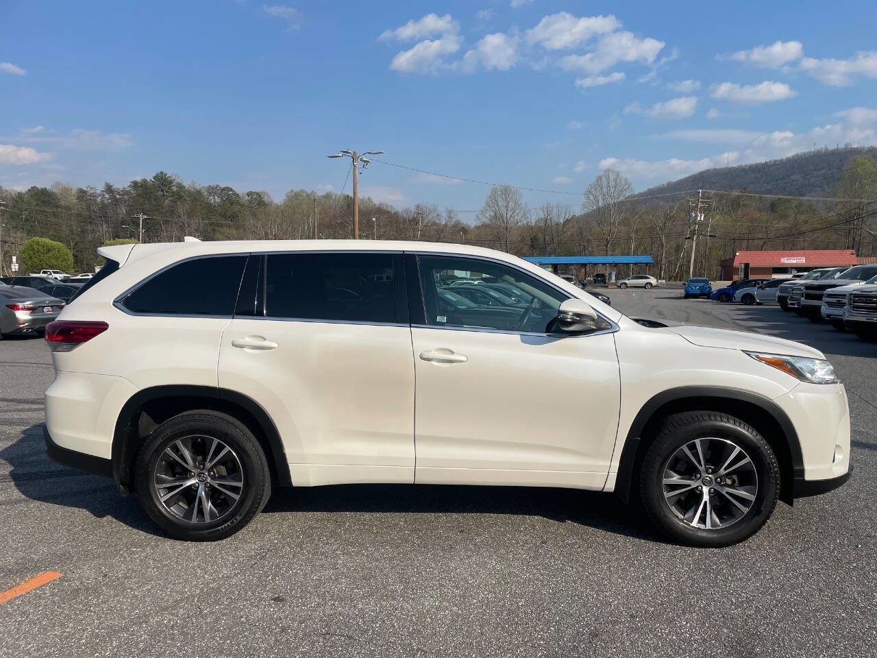 Used 2017 Toyota Highlander Plus AWD/4WD image 7