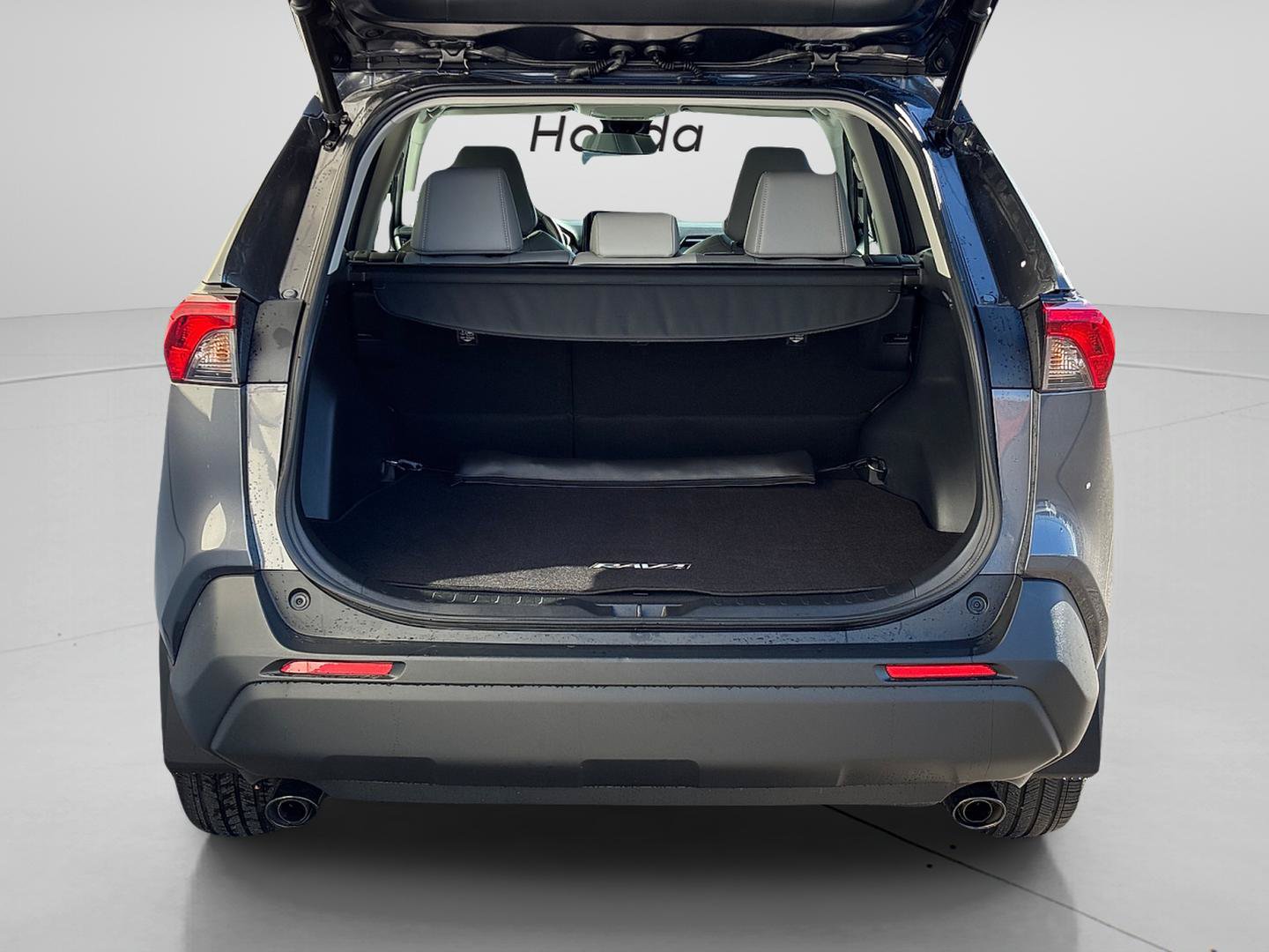 Used 2021 Toyota RAV4 XLE Premium w/ Carpet Mat Package (TMS) FWD image 5