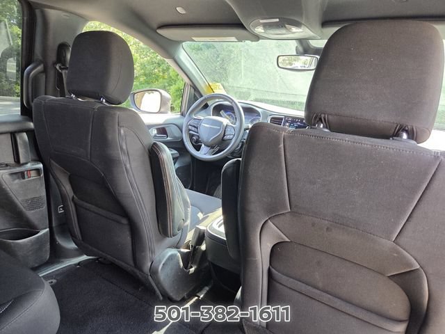 Used 2023 Chrysler Pacifica Touring FWD image 15