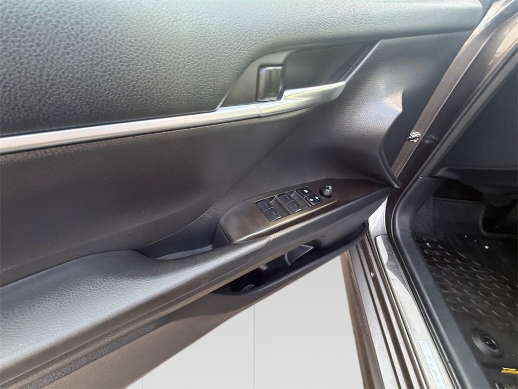 Used 2023 Toyota Camry SE w/ Cold Weather Package image 11