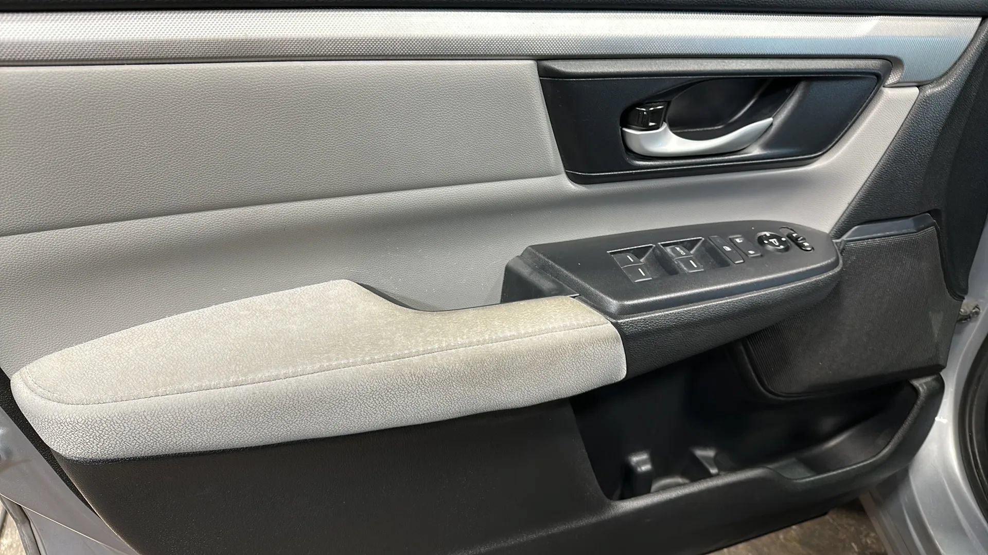 Used 2017 Honda CR-V LX image 10