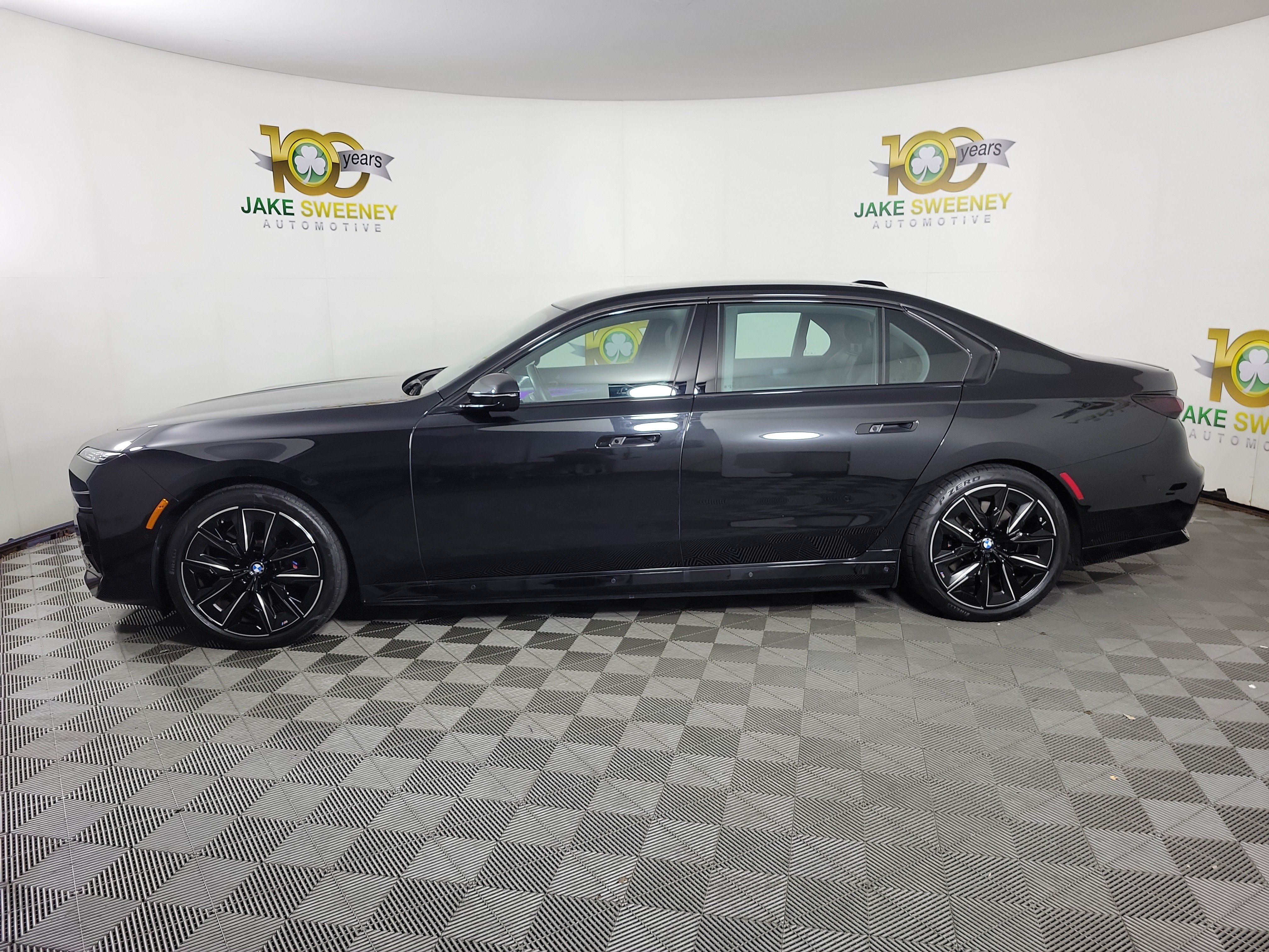 Certified 2024 BMW i7 xDrive60 w/ Executive Package AWD/4WD image 4