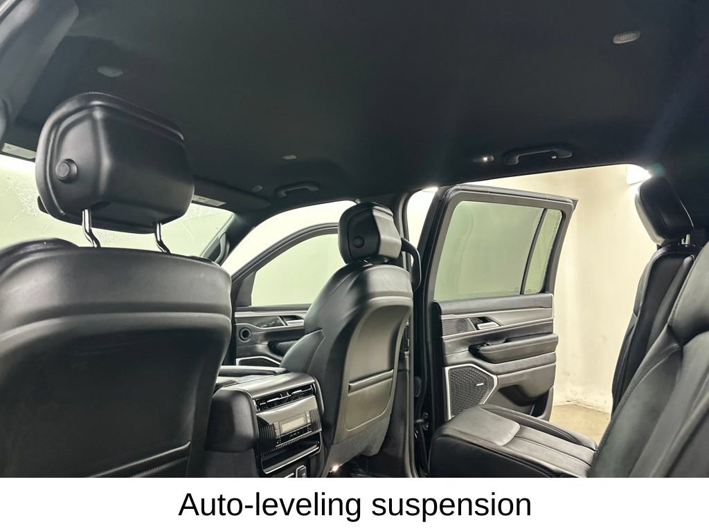 Used 2025 Jeep Wagoneer Series II AWD/4WD image 32