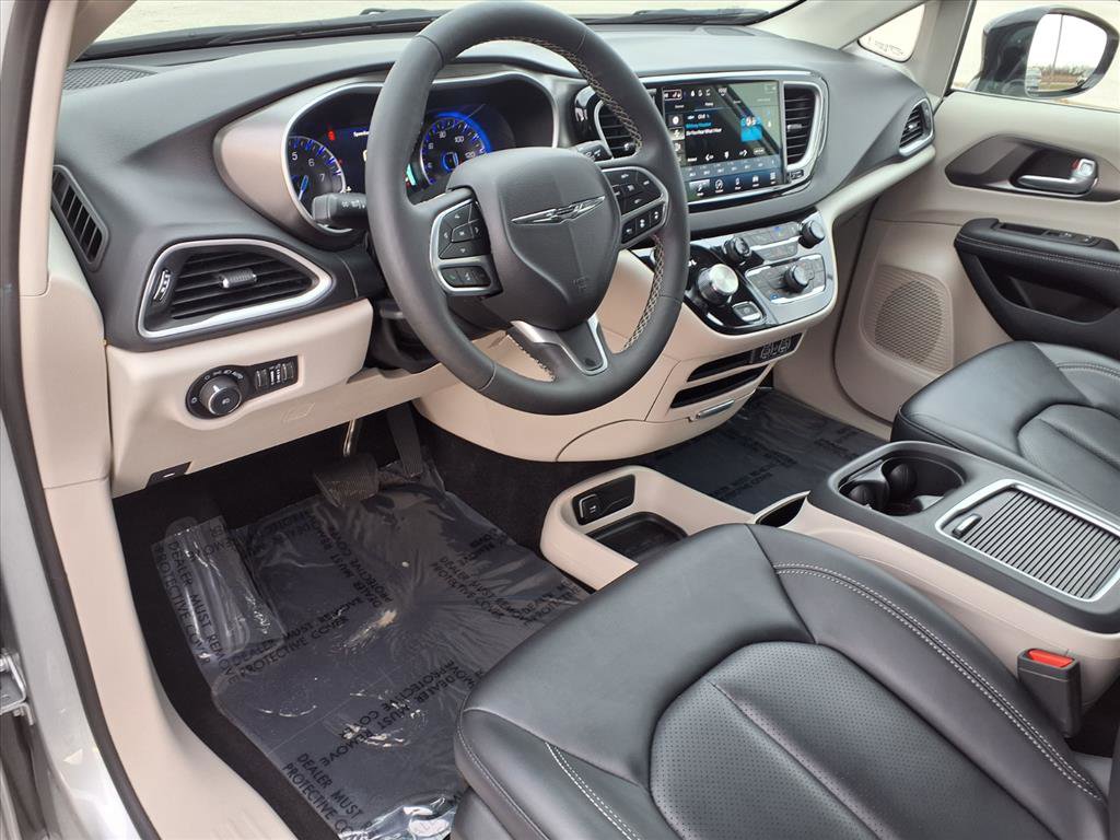 Used 2024 Chrysler Pacifica Touring-L image 5