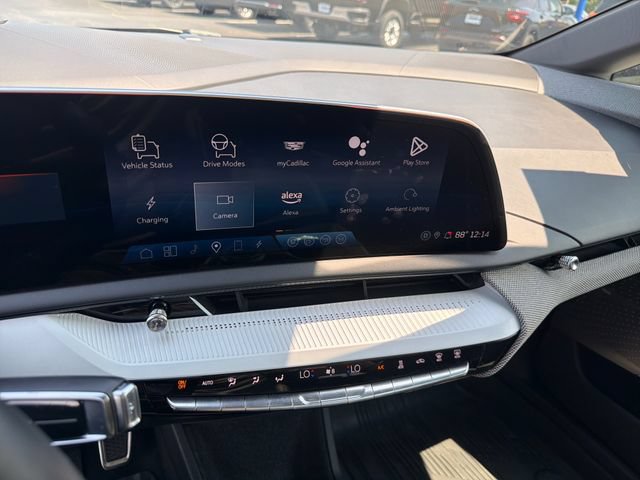 Certified 2025 Cadillac Optiq Luxury 2 w/ LPO, Floor Liner Package AWD/4WD image 20