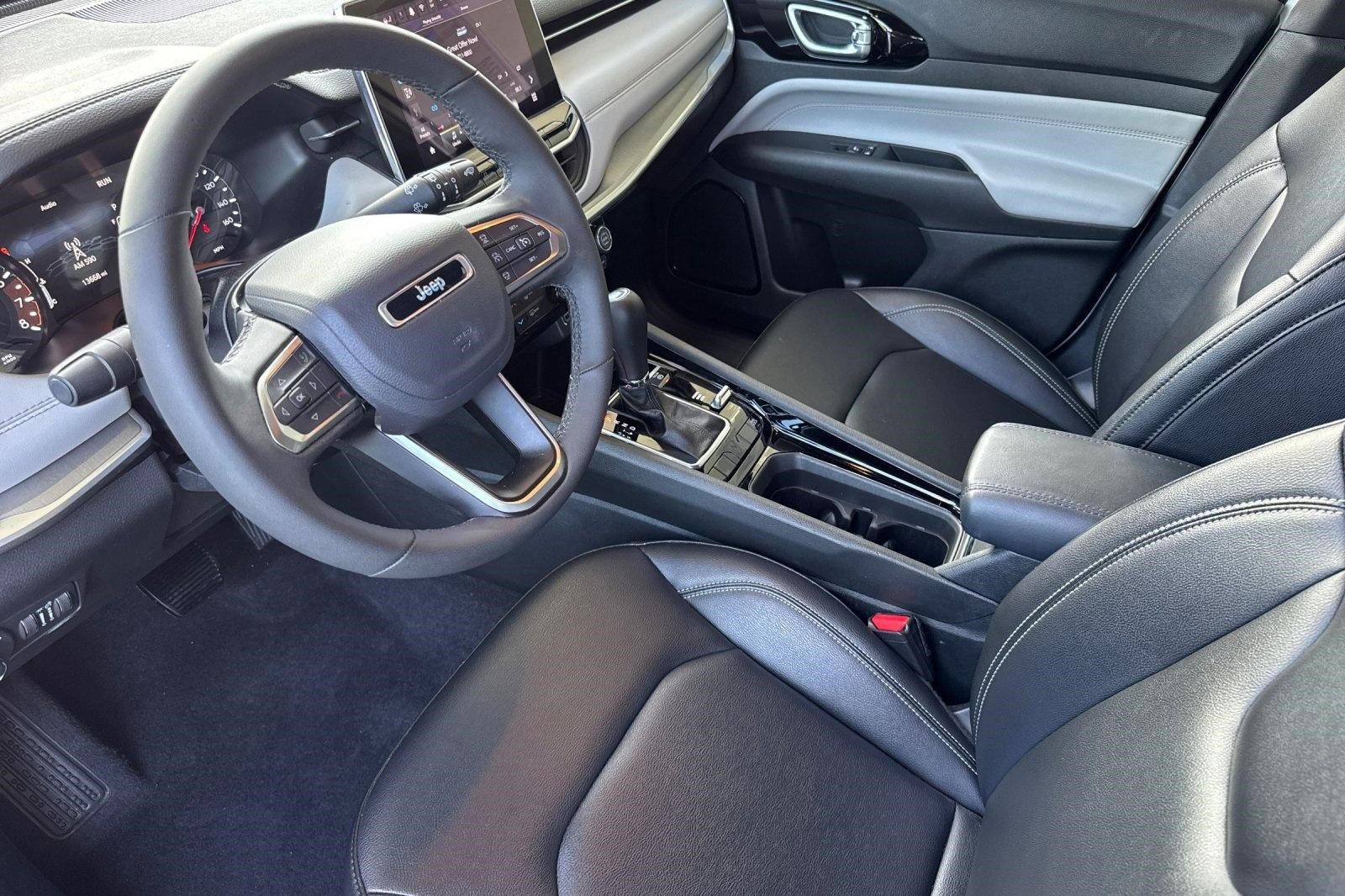 Used 2025 Jeep Compass Limited AWD/4WD image 4