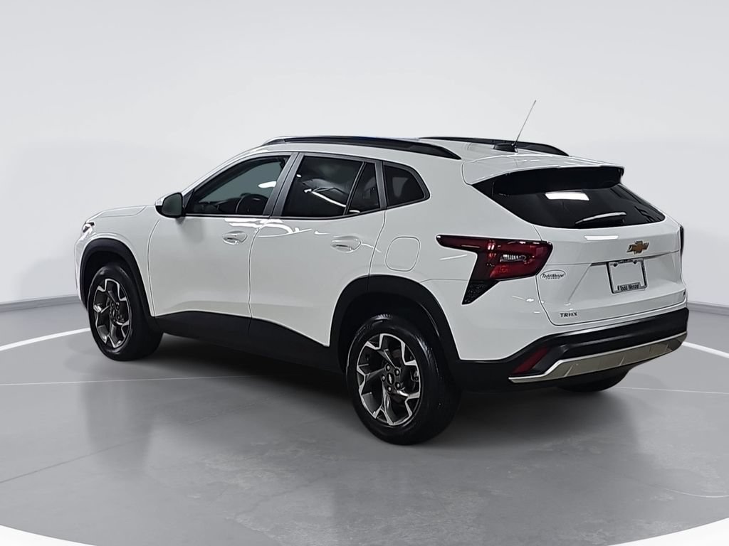 Certified 2025 Chevrolet Trax LT w/ Driver Confidence Package FWD image 6