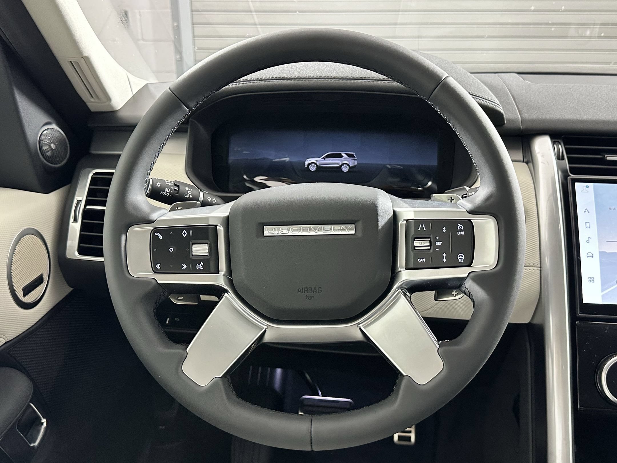 Used 2025 Land Rover Discovery Dynamic SE AWD/4WD image 14