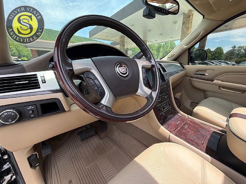 Used 2011 Cadillac Escalade ESV Premium AWD/4WD image 25
