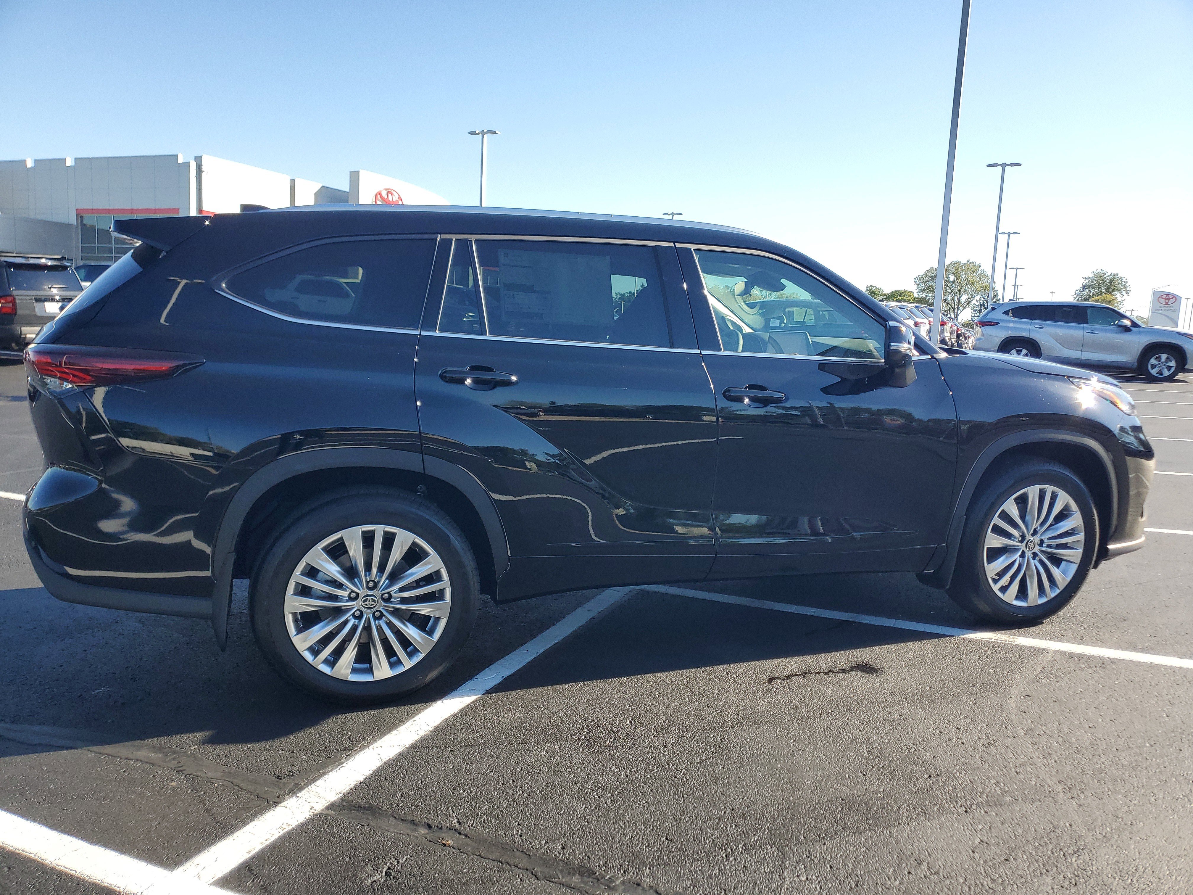 New 2025 Toyota Highlander Platinum image 5