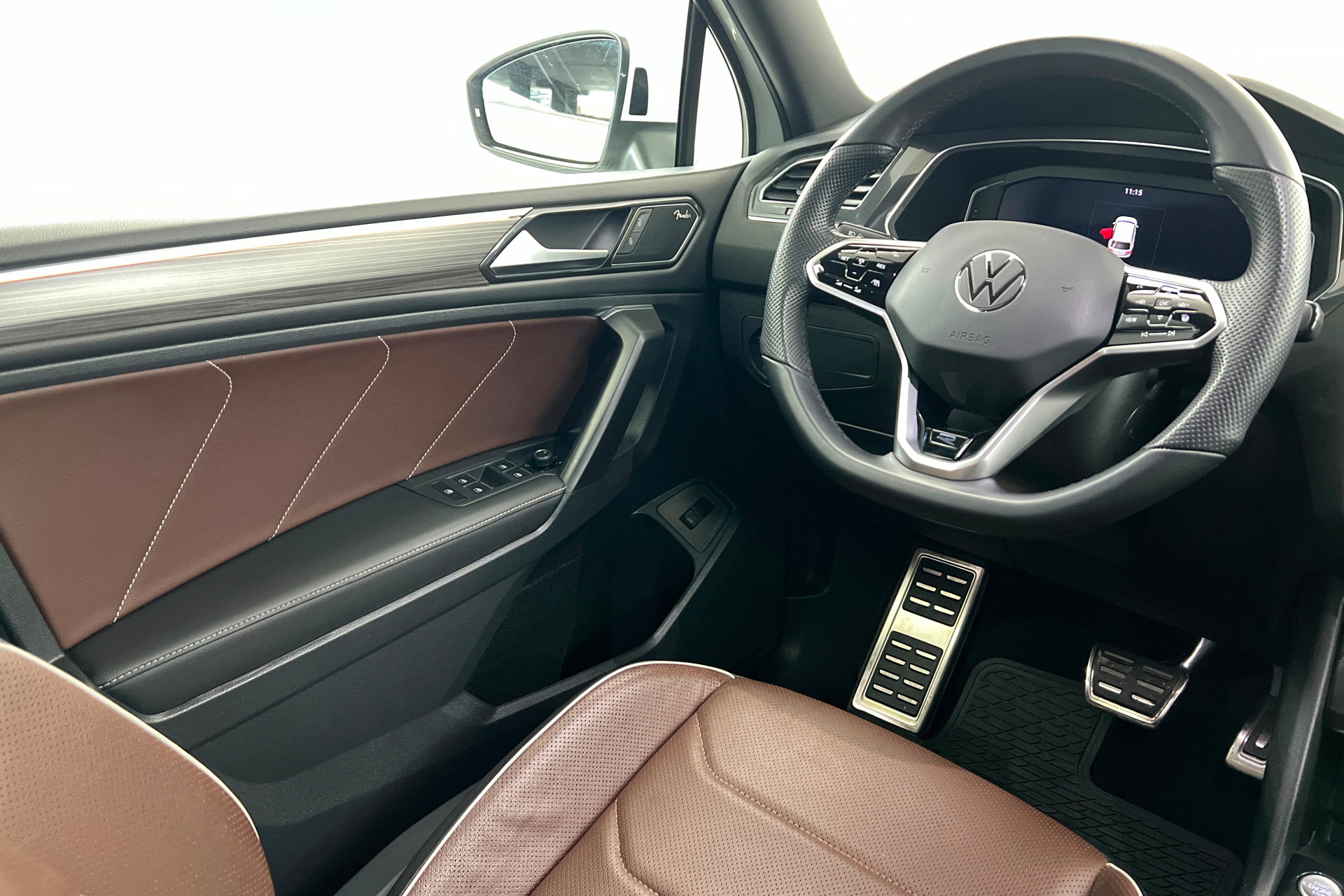 Used 2022 Volkswagen Tiguan SEL R-Line AWD/4WD image 11