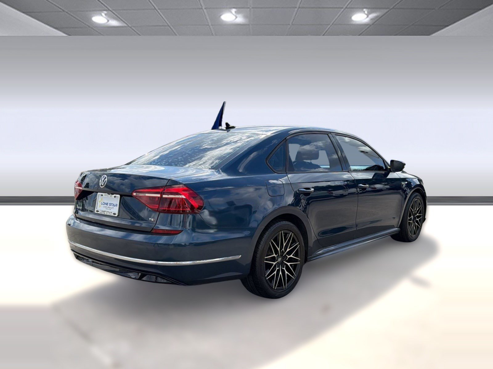 Used 2018 Volkswagen Passat 2.0T R-Line FWD image 9