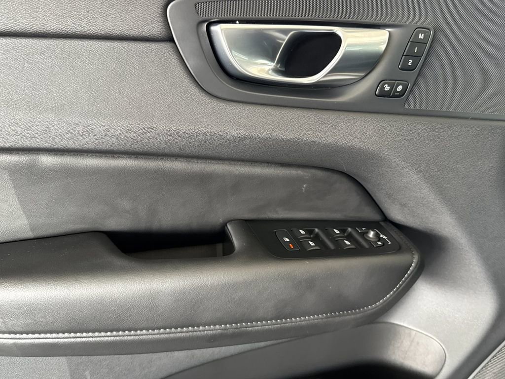 Certified 2025 Volvo XC60 B5 Core AWD/4WD image 10