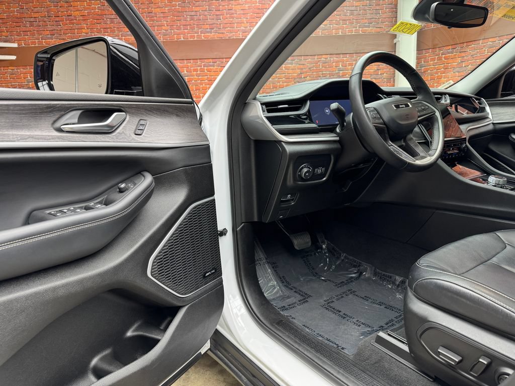 Used 2022 Jeep Grand Cherokee L Limited AWD/4WD image 10