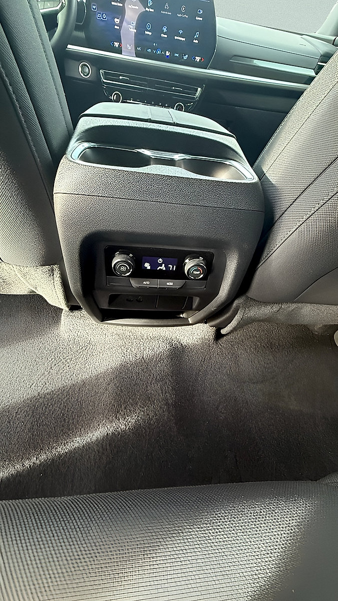 Used 2025 Chevrolet Traverse LT w/ Sun and Wheel Package AWD/4WD image 13