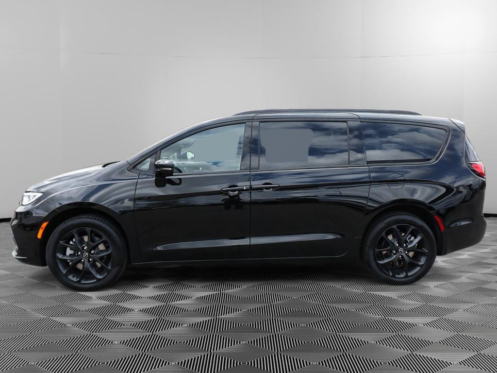 New 2026 Chrysler Pacifica Select w/ S Appearance Package AWD/4WD image 3