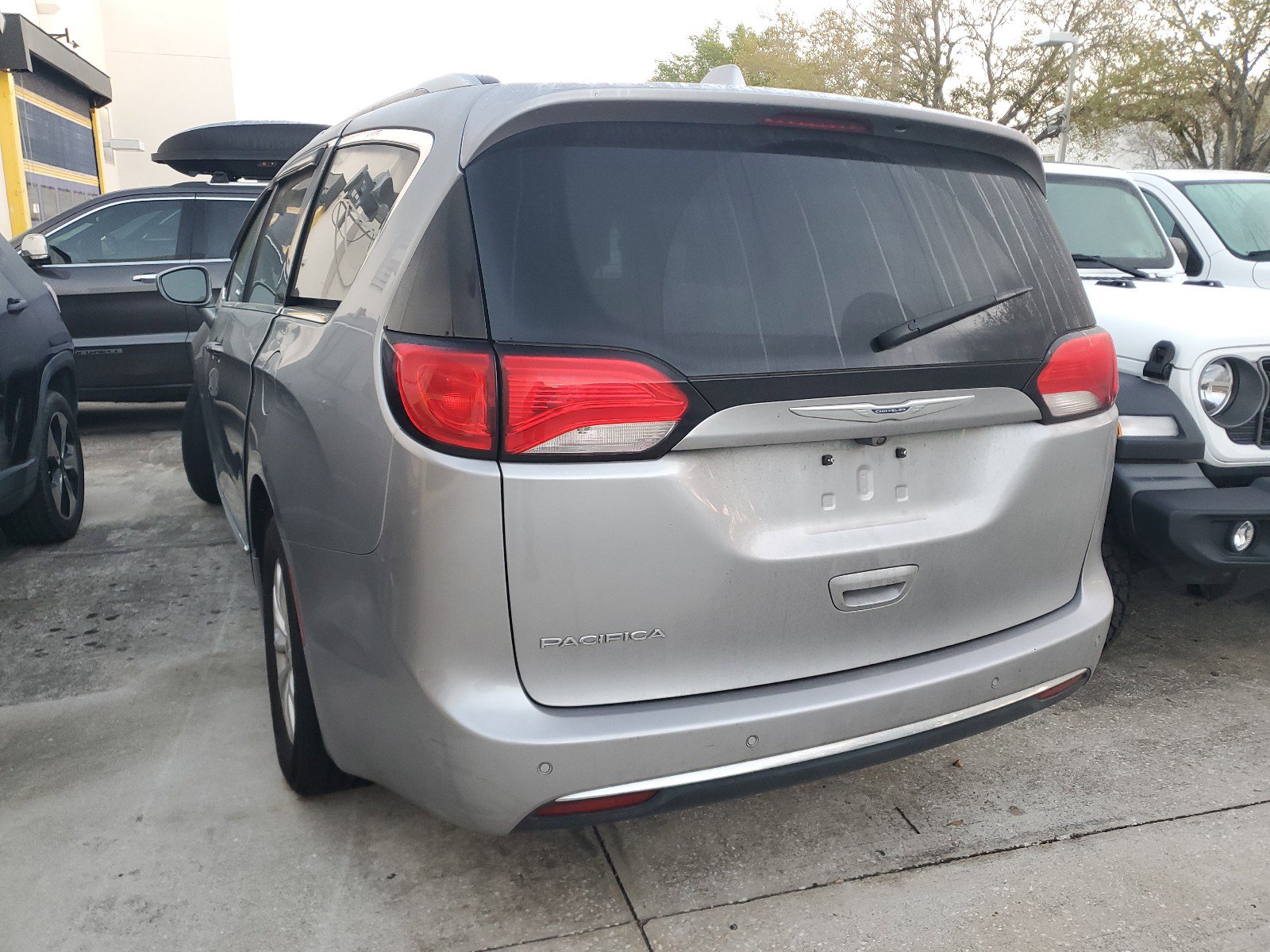 Used 2019 Chrysler Pacifica Touring-L image 3