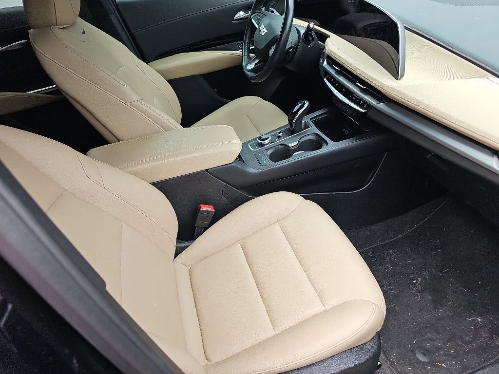Used 2024 Cadillac XT4 Luxury w/ Cold Weather Package FWD image 19