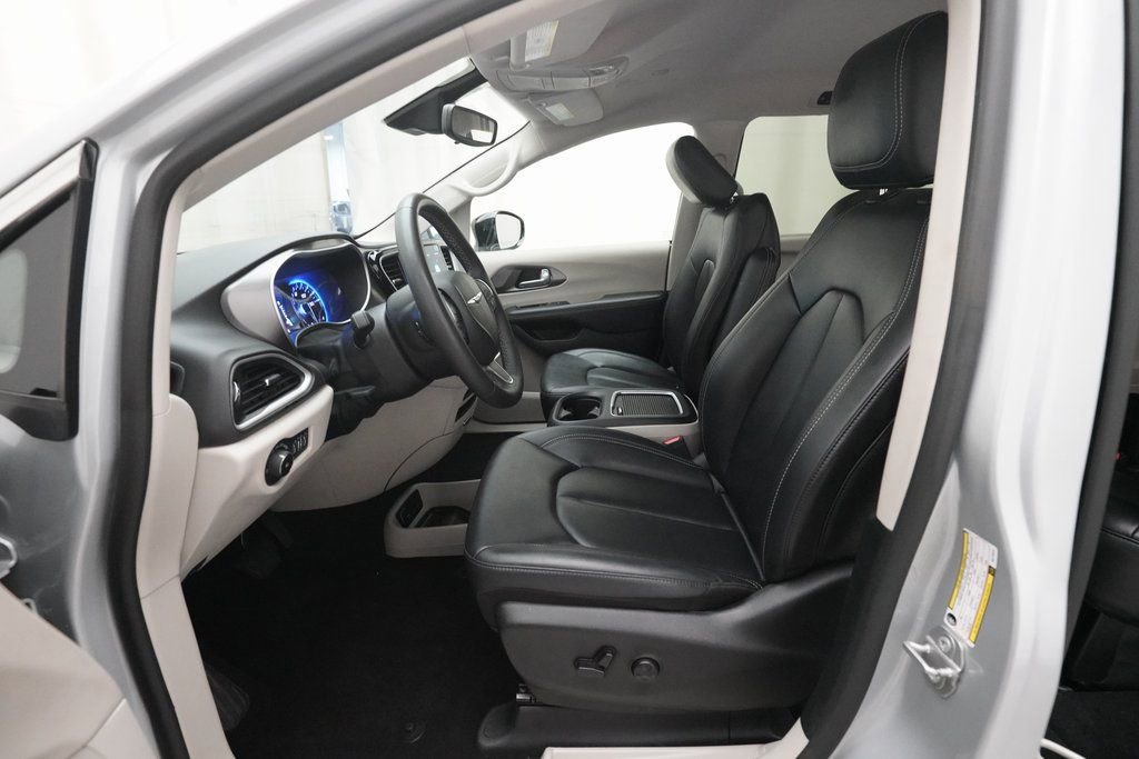 Used 2024 Chrysler Pacifica Touring-L image 7