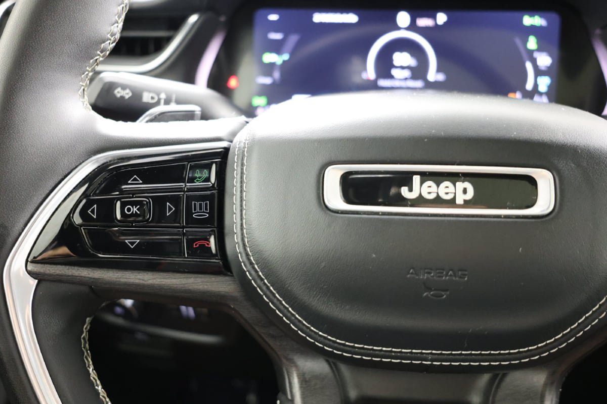 Used 2023 Jeep Grand Cherokee Overland w/ Luxury Tech Group IV AWD/4WD image 30