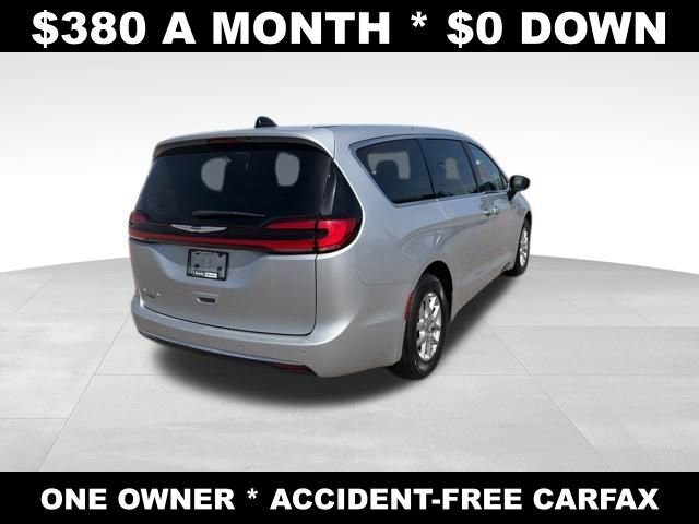 Used 2023 Chrysler Pacifica Touring-L image 5