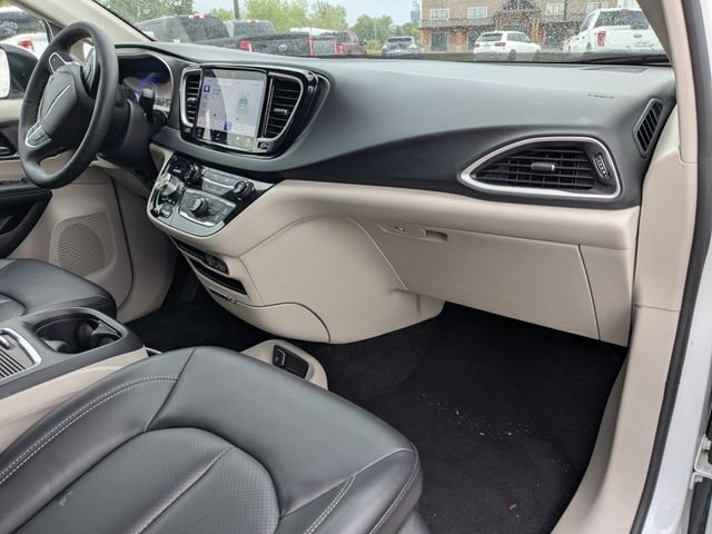 Used 2023 Chrysler Pacifica Touring-L FWD image 12