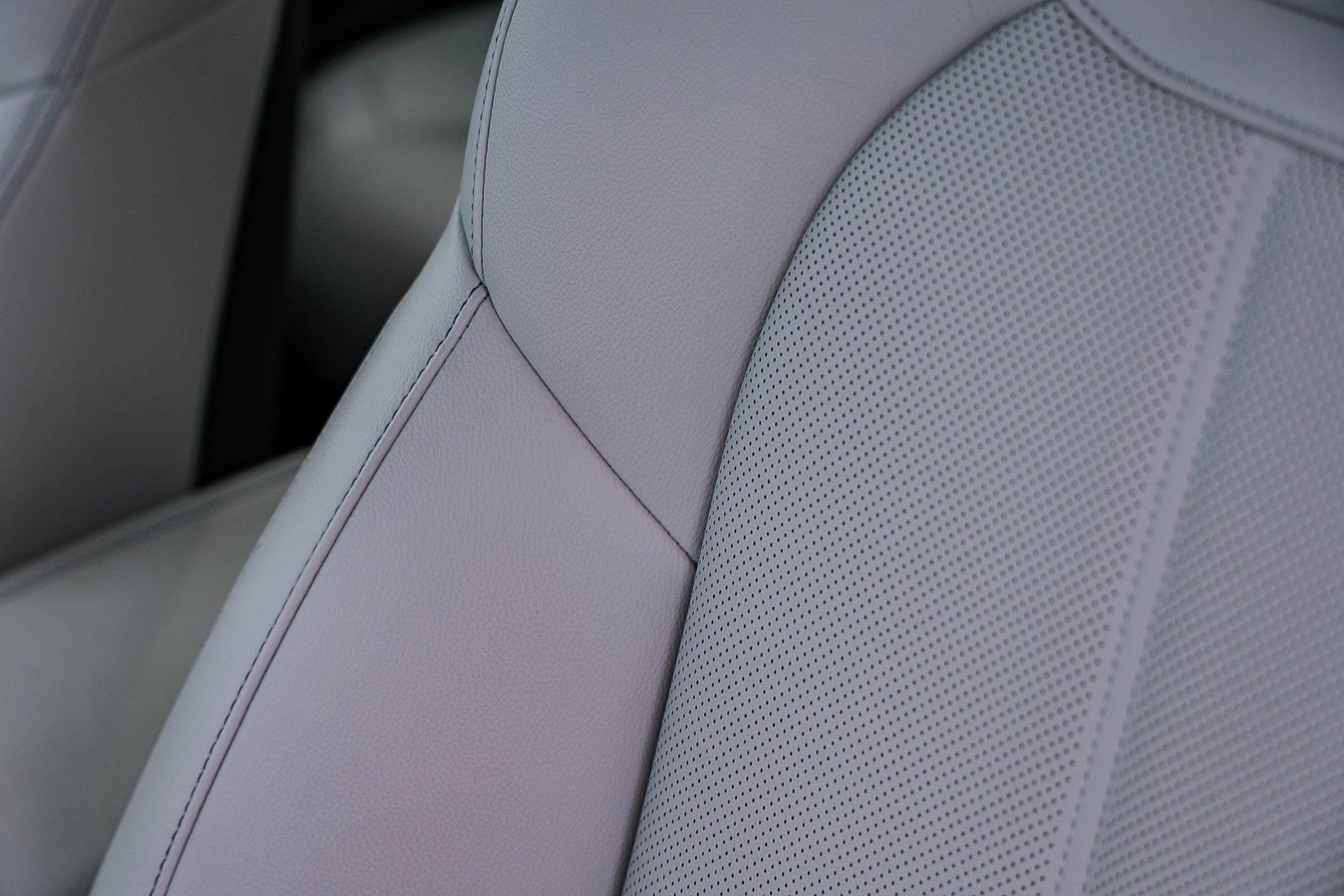 Used 2025 Genesis G70 2.5T image 24