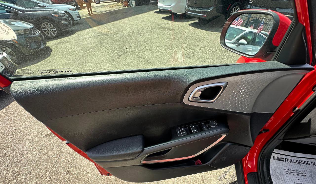 Used 2023 Kia Soul LX w/ Option Group 015 FWD image 19