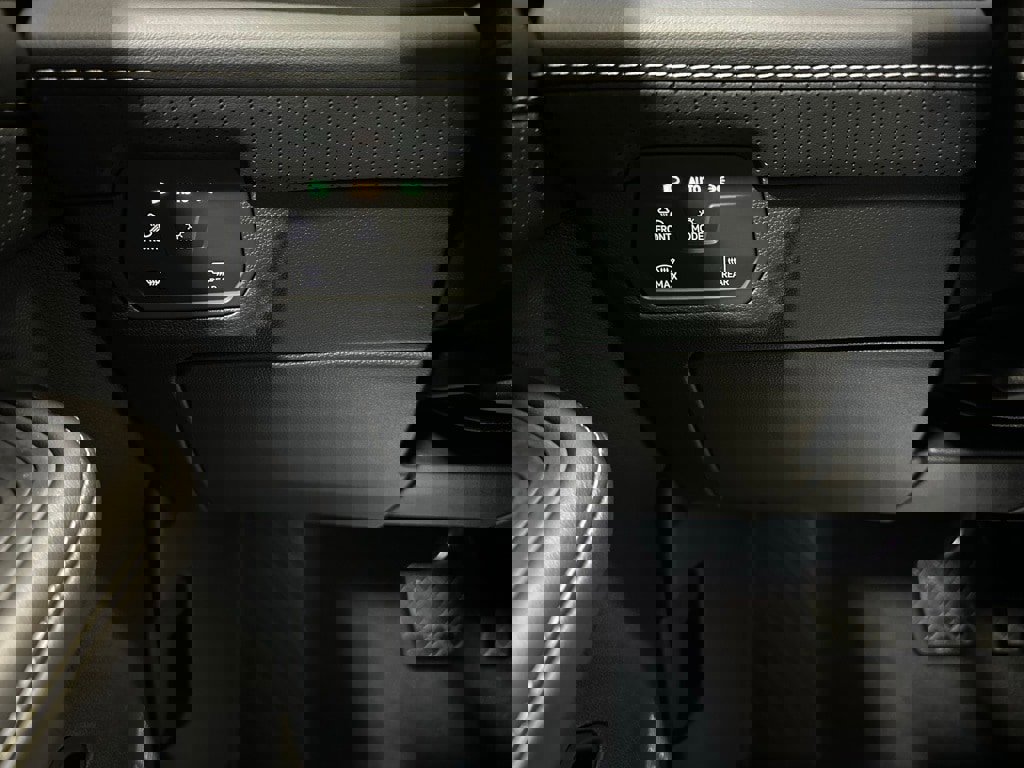 Used 2025 Volkswagen Atlas Cross Sport SE image 17