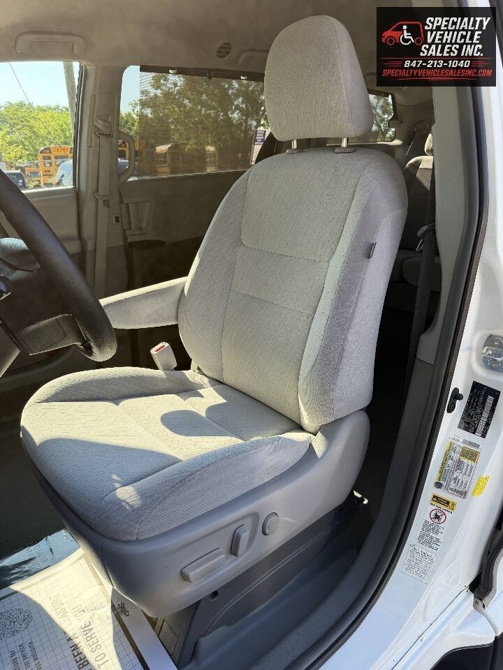 Used 2016 Toyota Sienna LE FWD image 31