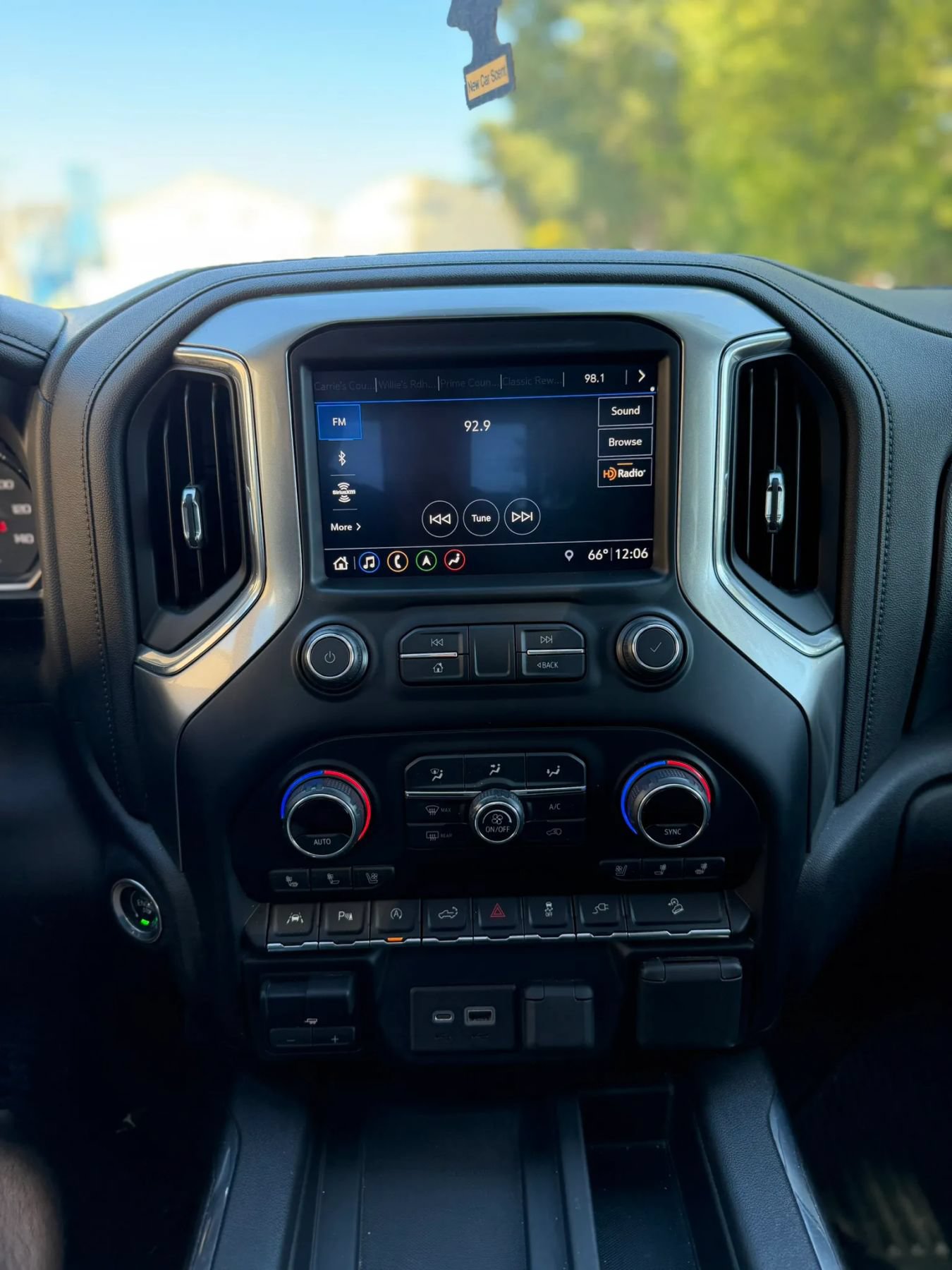 Used 2019 Chevrolet Silverado 1500 LTZ w/ LTZ Premium Package AWD/4WD image 12