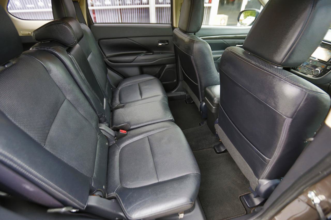 Used 2016 Mitsubishi Outlander SEL AWD/4WD image 19