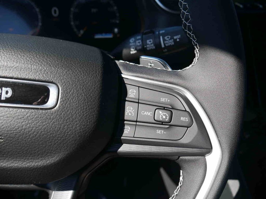 New 2025 Jeep Grand Cherokee Laredo X w/ Luxury Tech Group I image 35