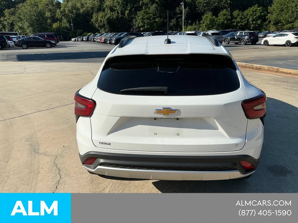 Used 2025 Chevrolet Trax LT FWD image 6