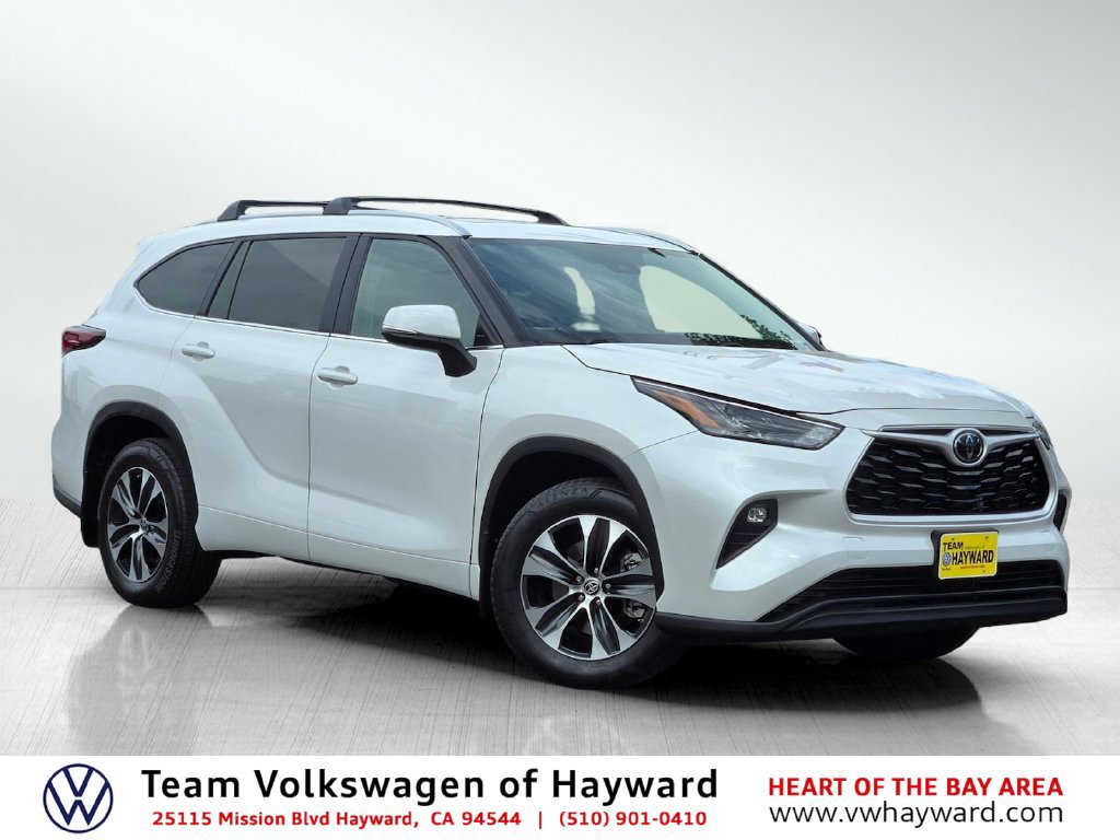 Used 2024 Toyota Highlander XLE AWD/4WD image 1