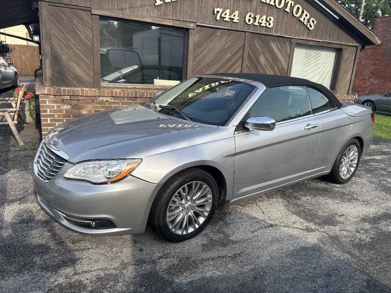 Used 2013 Chrysler 200 Limited FWD image 17