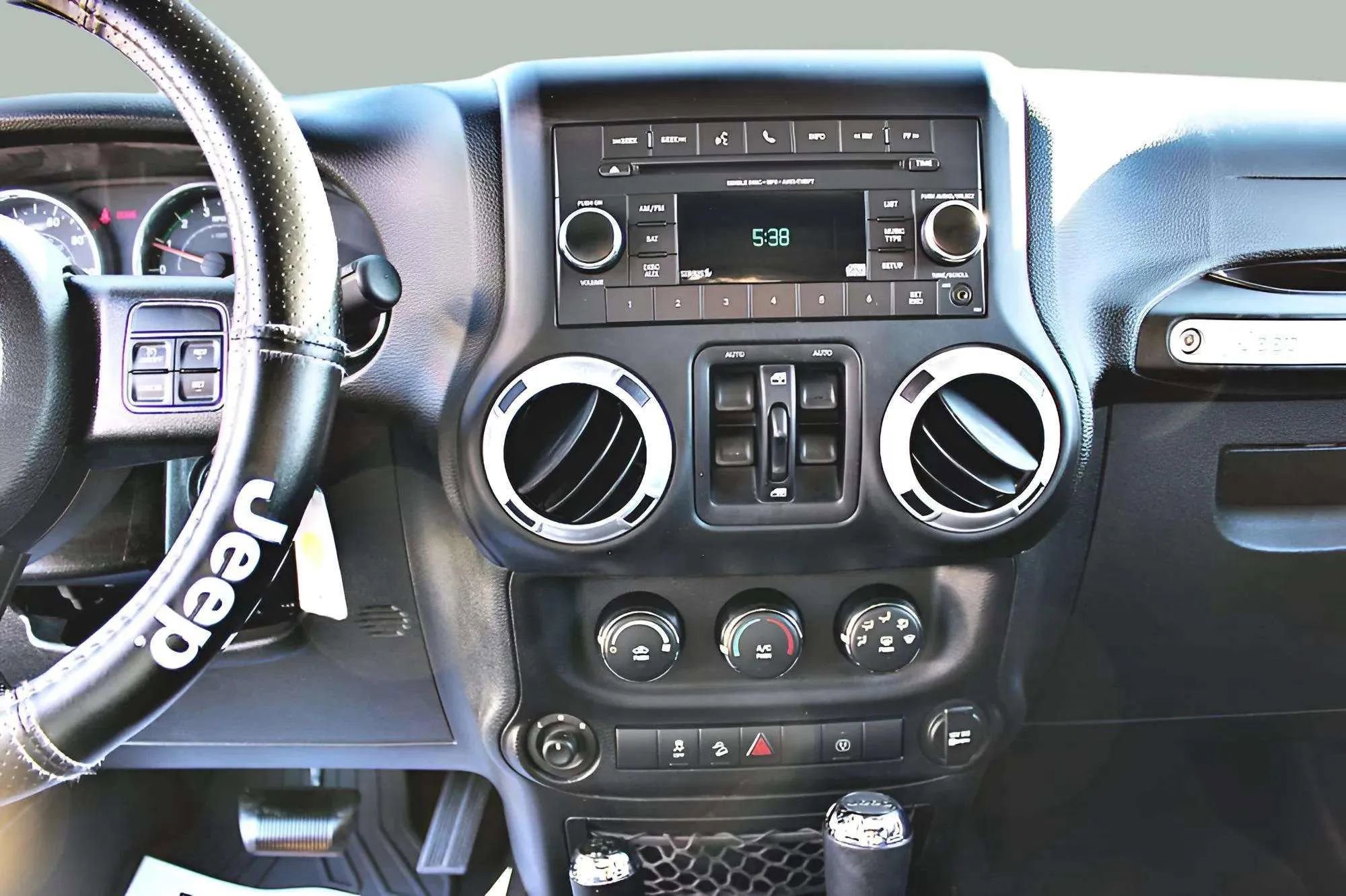 Used 2015 Jeep Wrangler Unlimited Sahara w/ Connectivity Group AWD/4WD image 12