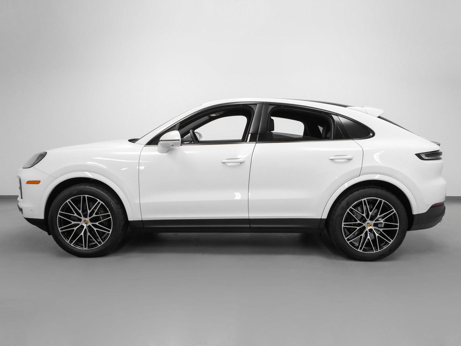 Certified 2024 Porsche Cayenne Coupe image 2
