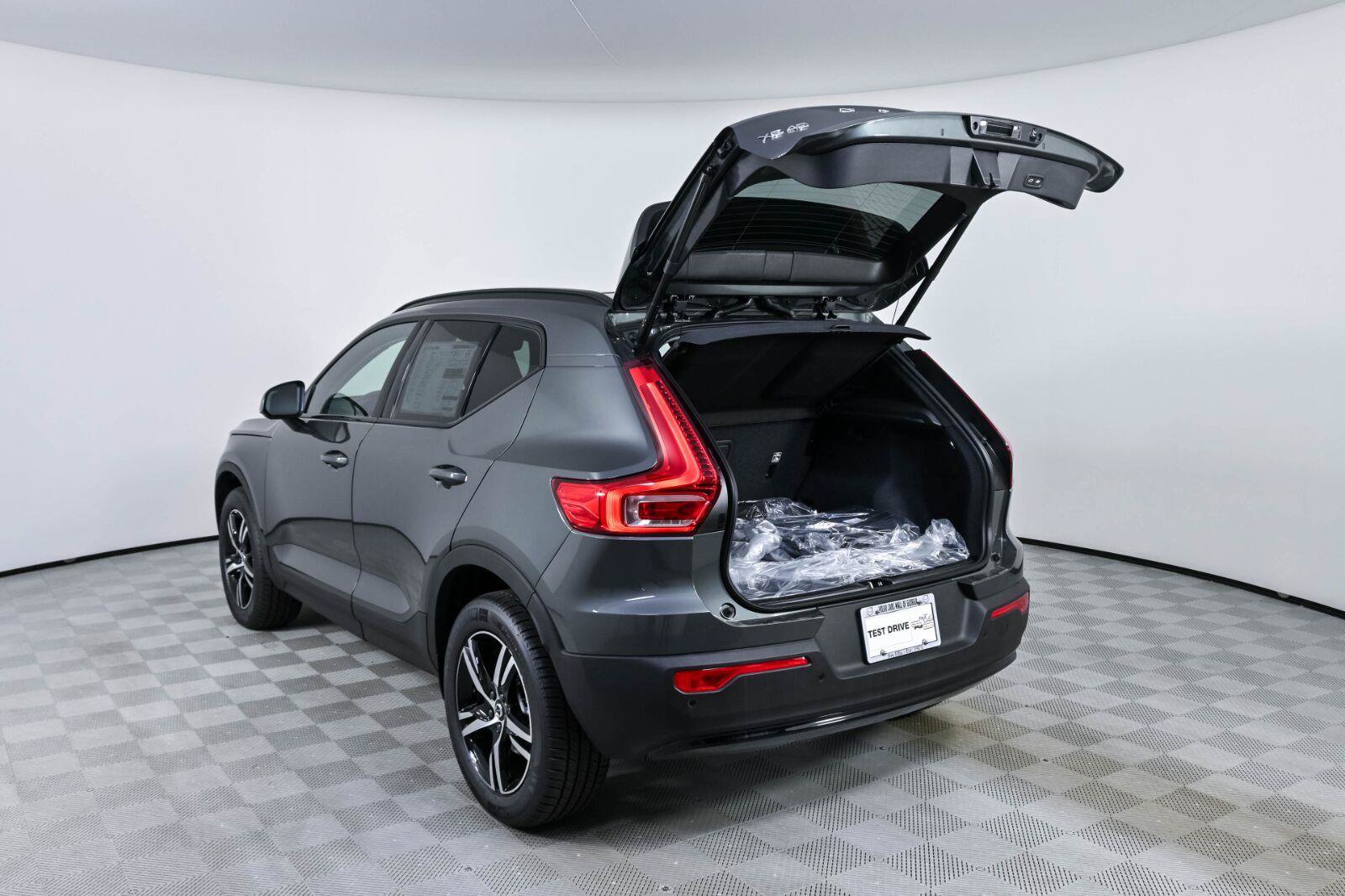 New 2026 Volvo XC40 B5 Core w/ Protection Package Premier AWD/4WD image 31